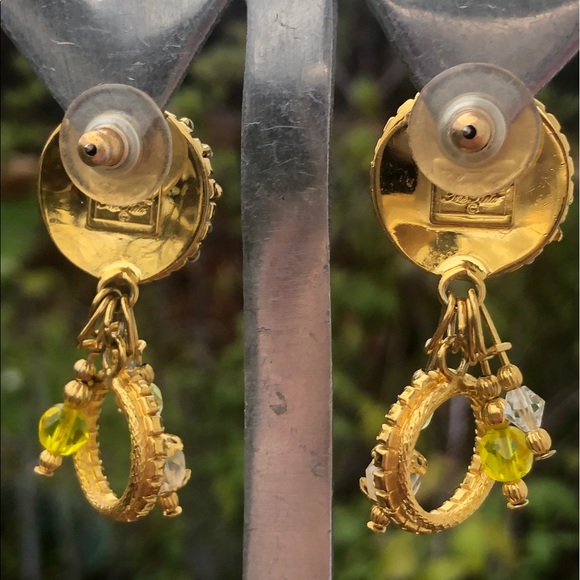 Lunch At The Ritz pierced Daisy flower earrings - Picture 7 of 9